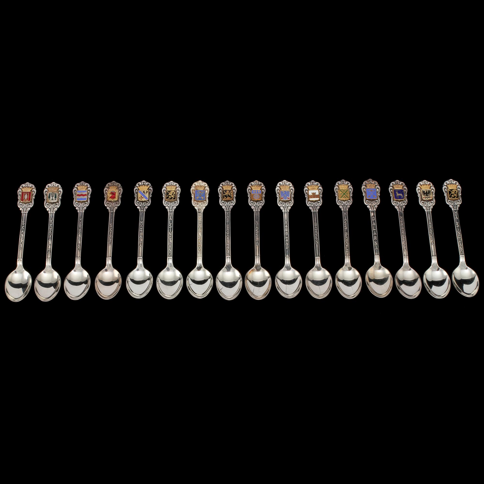 KAFFESKEDAR, 16 st, samt MEDALJER, 11 st, silver, 1900-tal. Tot vikt 385 g.