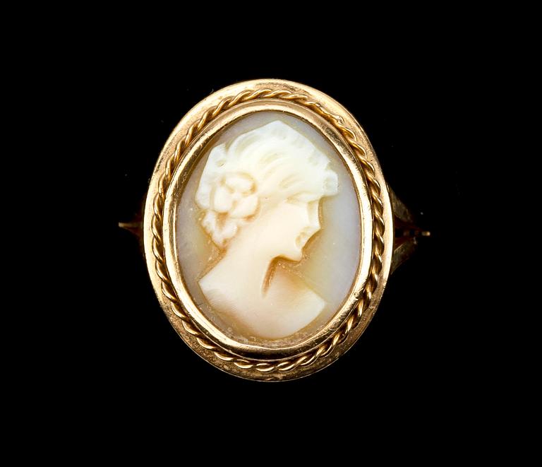 RING, 18k guld med snäckskalskamé, 1900-tal, totalvikt ca 5 gr.