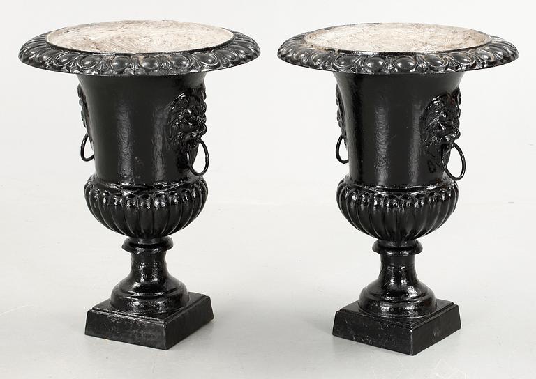 TRÄDGÅRDSURNOR, ett par, 1900/2000-tal.