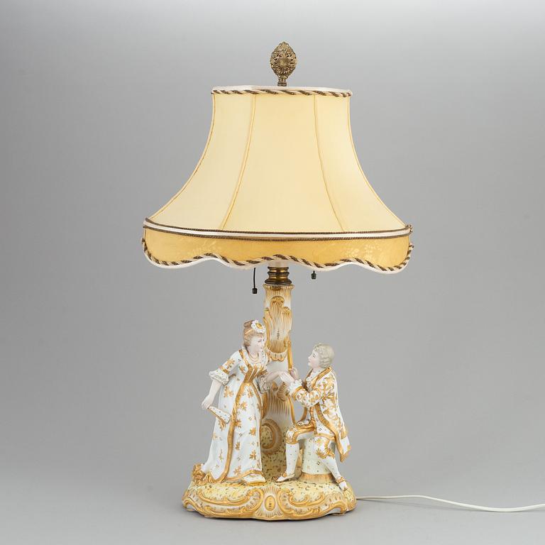 BORDSLAMPA, porslin, rokokostil, 1900-talets första hälft.