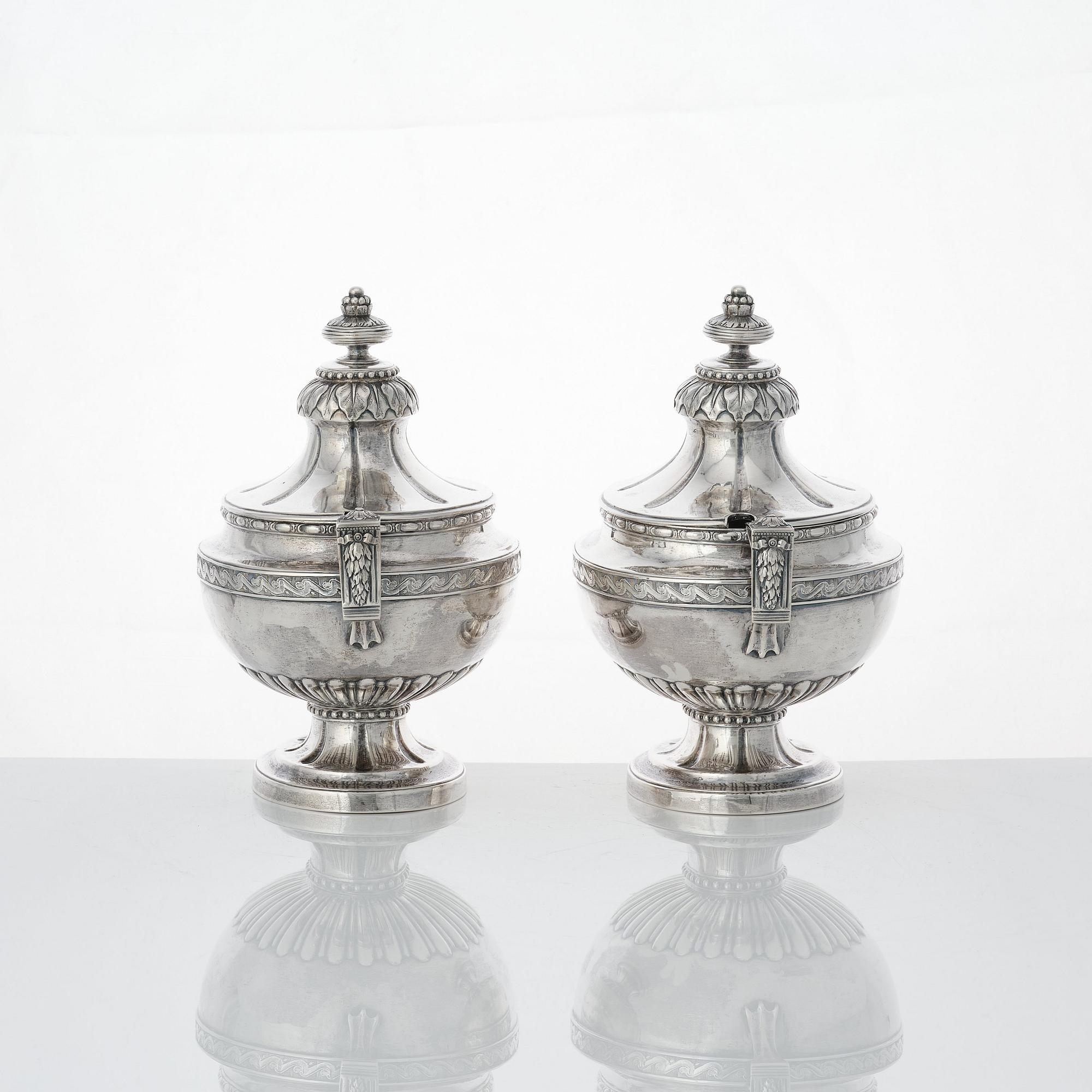 Arvid Floberg, såsterriner med lock och fat, ett par, silver, Stockholm 1780. Gustavianska.