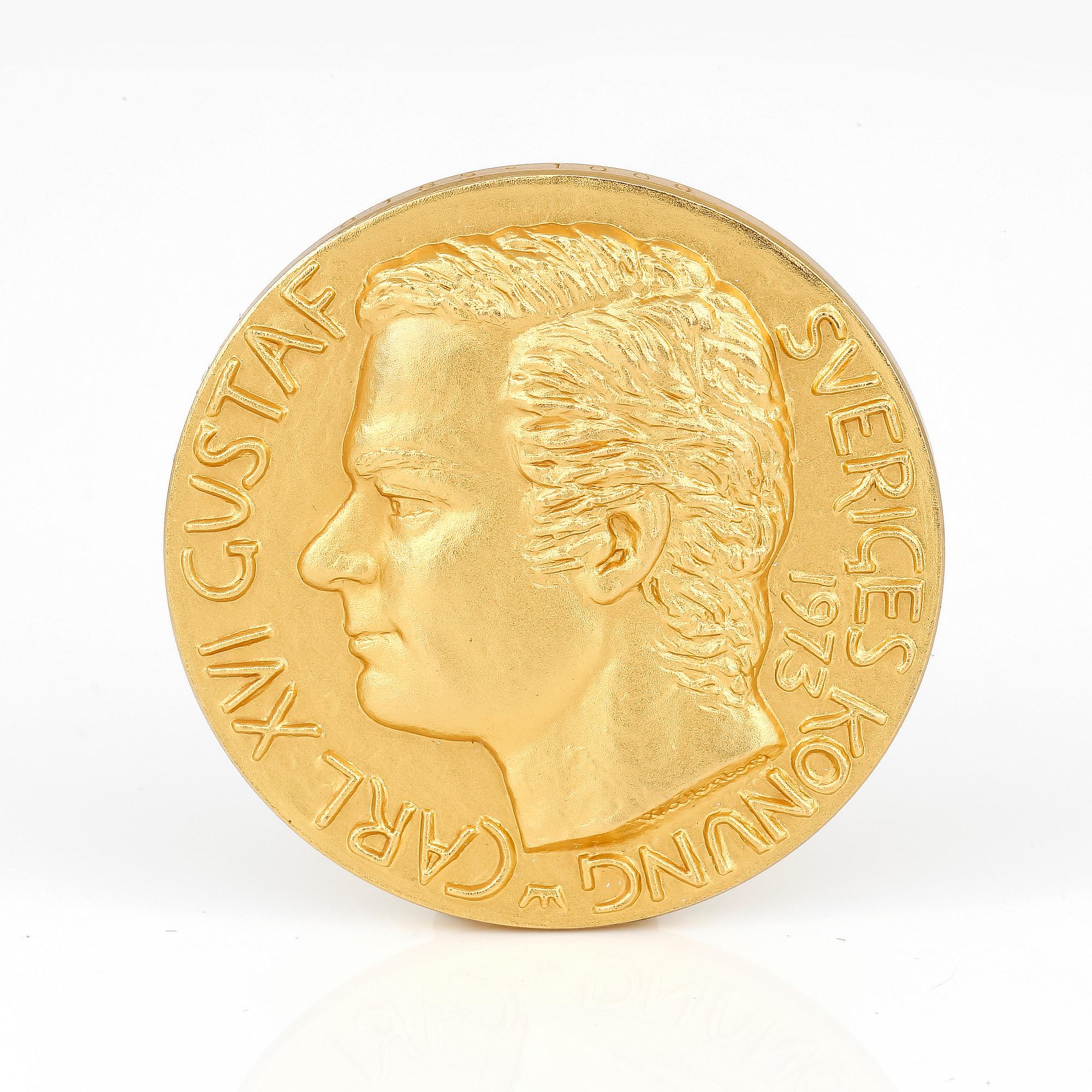 MINNESMEDALJ, 18 k guld, Carl XVI Gustaf, enligt cert. nr 299, formgiven av Peter Linde, 1973. Vikt ca 58 g.