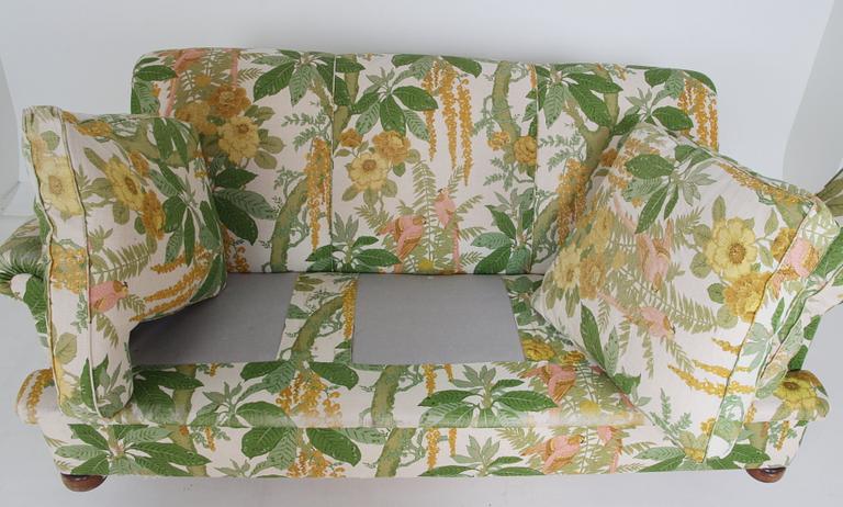 SOFFA, design Josef Frank för firman Svenskt Tenn, modell 703.