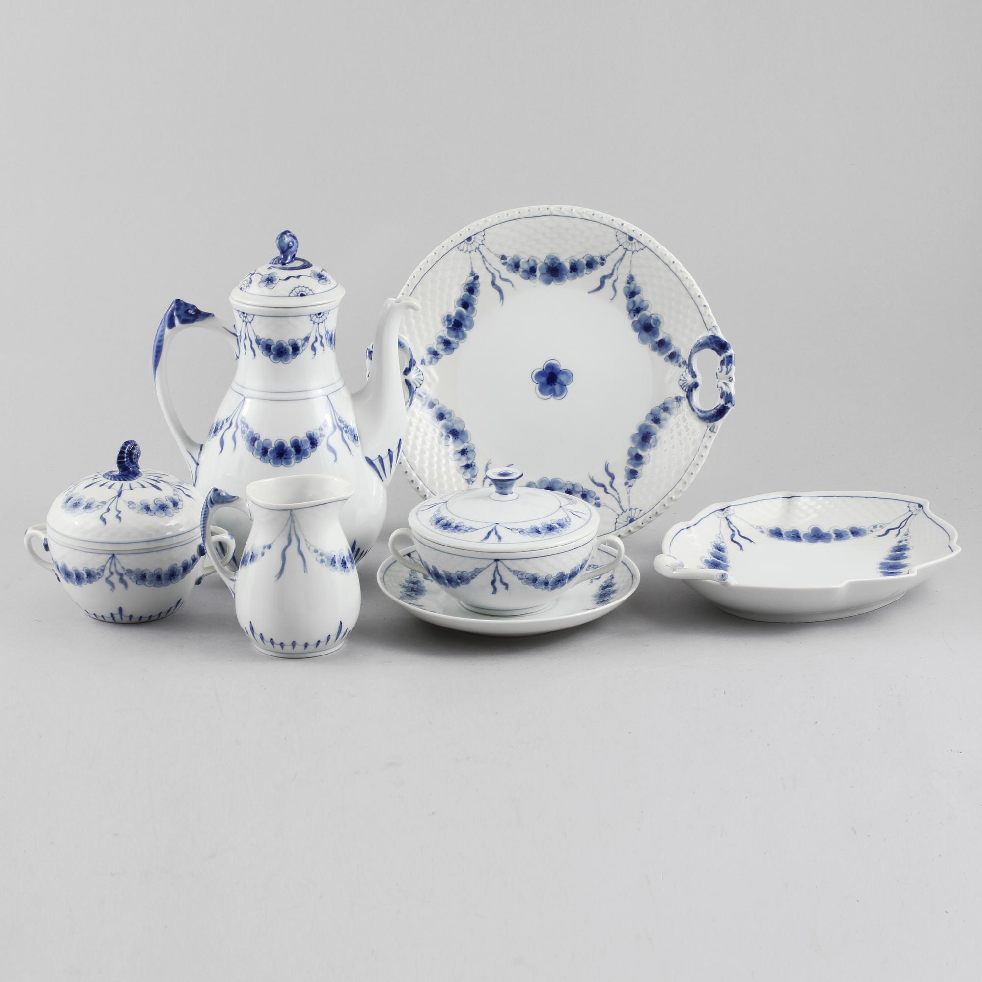 SERVISDELAR, 34 st, "Empire", porslin, Bing & Gröndahl, omkring 1900-talets mitt.
