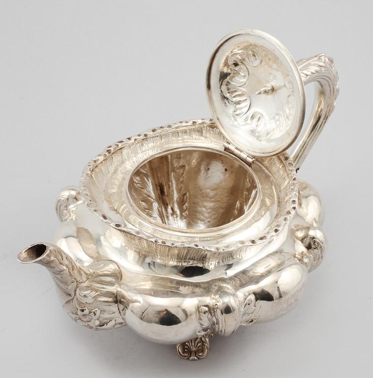 TEKANNA, silver, Robert Henell, London, England, 1833, vikt 835 gram.