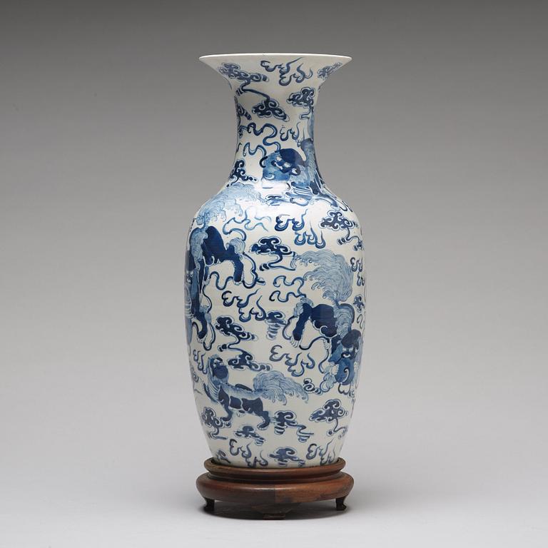 A blue and white vase, Qing dynasty, 19th Century.