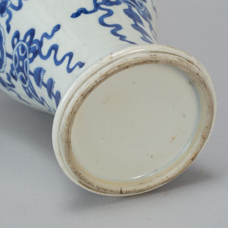 A blue and white vase, Qing dynasty, Kangxi (1662-1722).