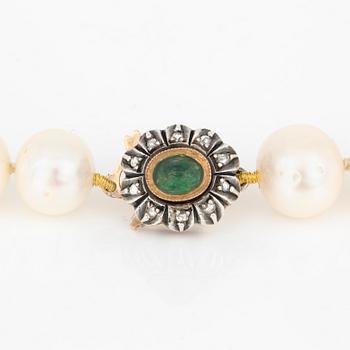 PÄRLCOLLIER, odlade sötvattenspärlor med lås i 18K guld dekorerad av grön sten samt rosenslipade diamanter.