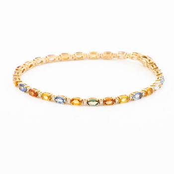 Armband 18K guld med multifärgade safirer och runda briljantslipade diamanter.