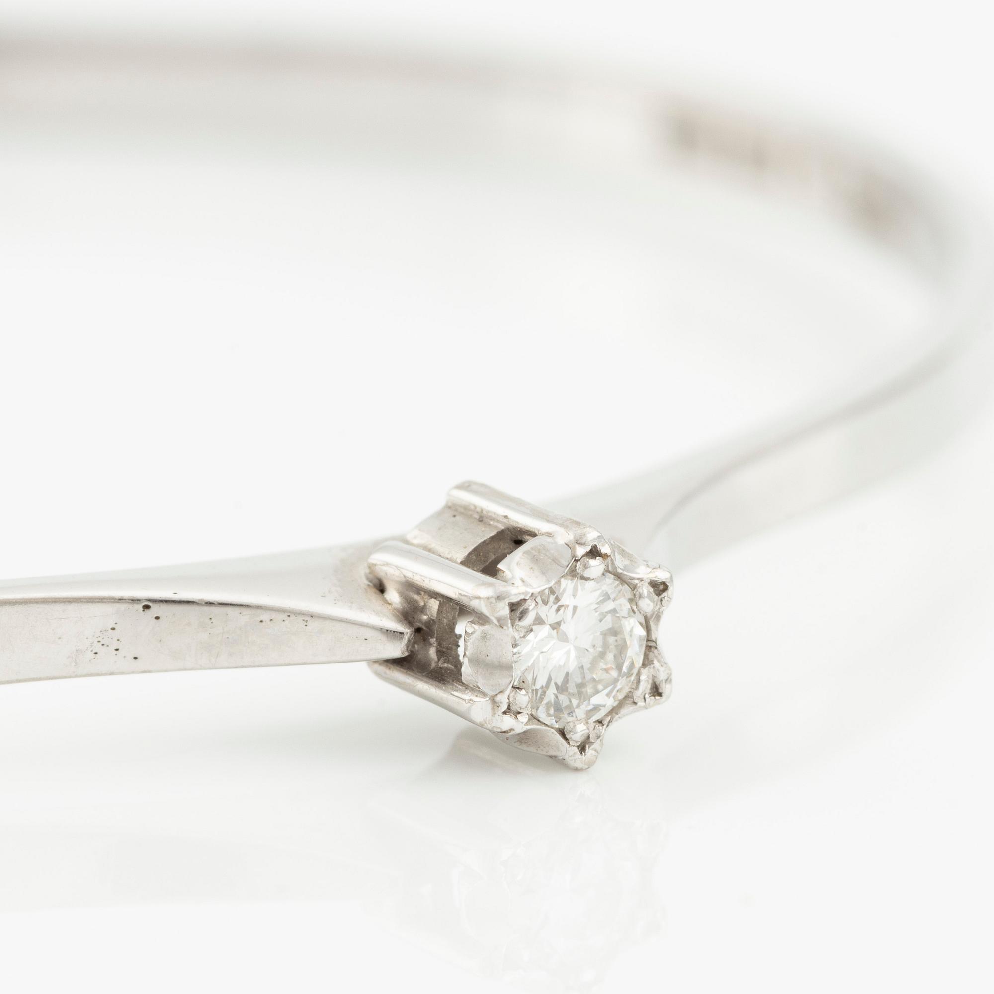 Armring 18K vitguld med en rund briljantslipad diamant.