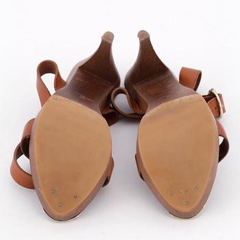 YVES SAINT LAURENT, a pair of brown leather sandals. Size 39.