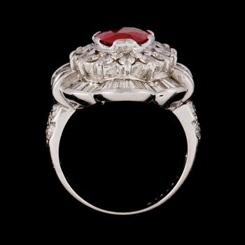 RING, 18k vitguld med ovalslipad safir och briljant och baguetteslipade diamanter ca 2.00 ct. Vikt 10 g.