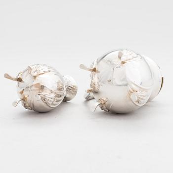 Ströare och senapsburk, silver, kontrollstämplad A. Tillander, Helsingfors 1926.