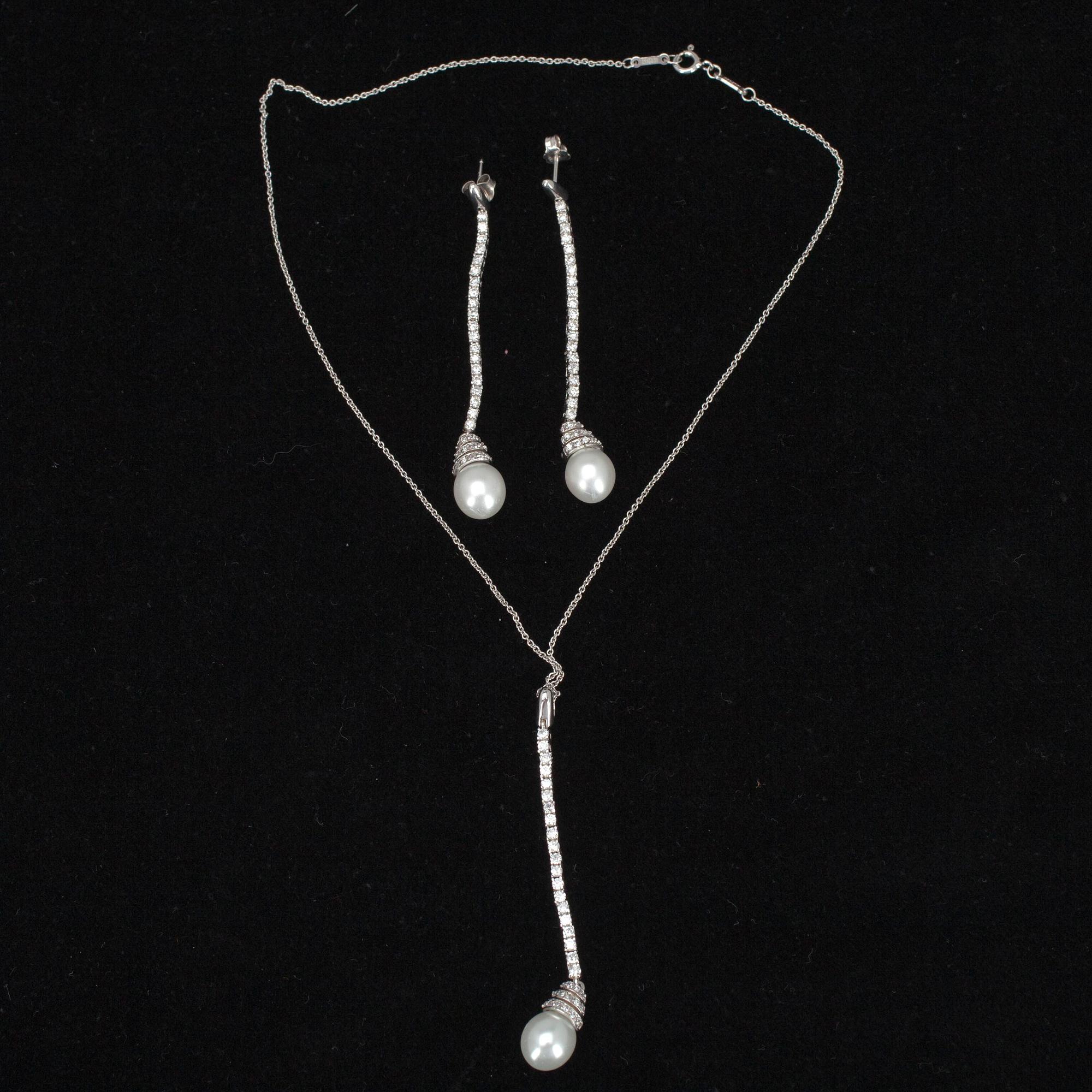 RIIPUS ja KORVAKORUT, hopeaa, zirkoneja, pisaranmuotoiset helmet.