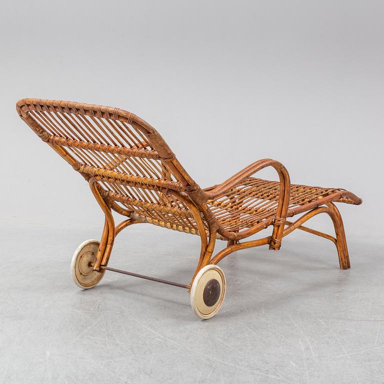 A MID 20TH CENTURY SUNCHAIR.