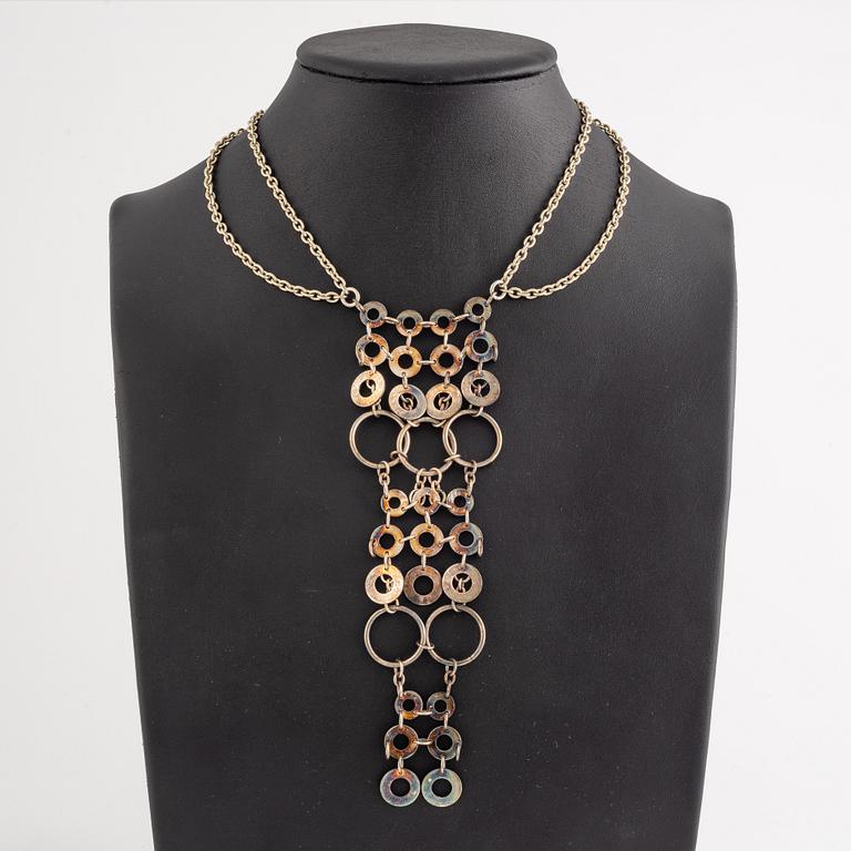 Siv Lagerström, collier och ett par örhängen i vit metall.