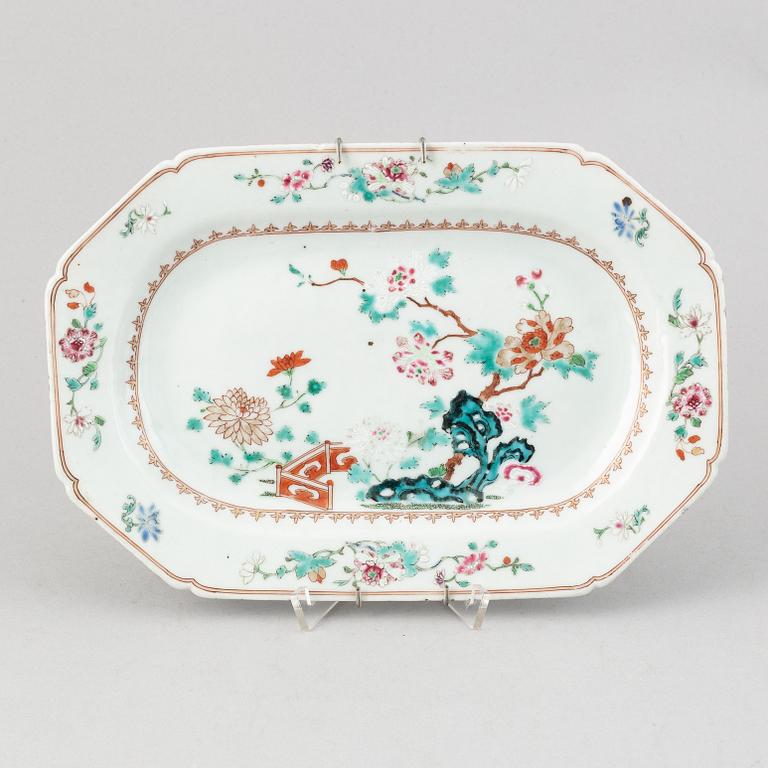 A group of five famille rose dishes and a serving dish, Qing dynasty, Qianlong (1736-95).