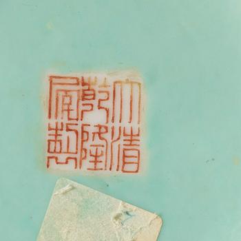 VAS, porslin. Troligen Republik, 1900-tal med Qianlongs sigillmärke.