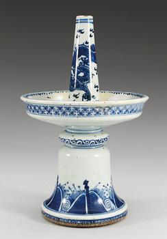 ALTARSTAKAR, ett par, porslin. Qing dynastin, 1700-tal.
