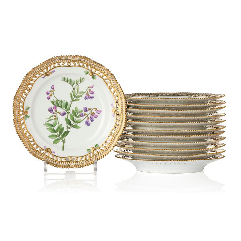 A set of 12 Royal Copenhagen 'Flora Danica' lunch plates, Denmark, 1889-1922.