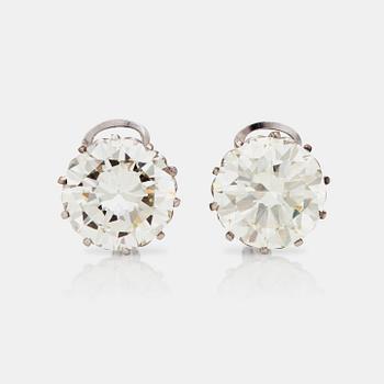 A pair of solitaire diamond earrings of 7.15 and 7.09 ct.