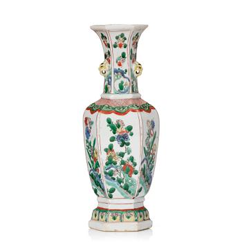 872. A hexagonal famille verte vase, Qing dynasty, Kangxi (1662-1722).