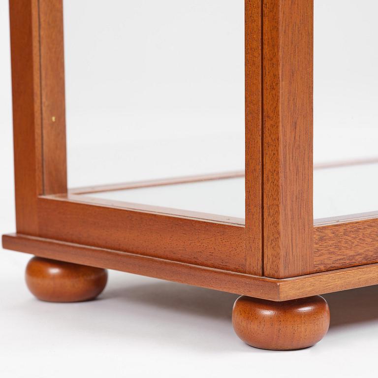 Josef Frank, a display cabinet model 649, Firma Svenskt Tenn, 2016.