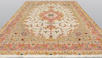 Matta, Täbris, part silk, s.k. 50 radj. ca 352 x 243 cm.