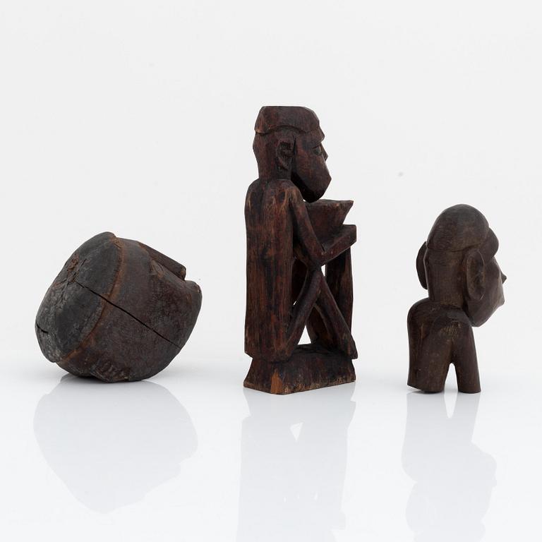 Skulpturer, tre stycken, trä. Asmat, Indonesien, Jakarta, 1900-tal.