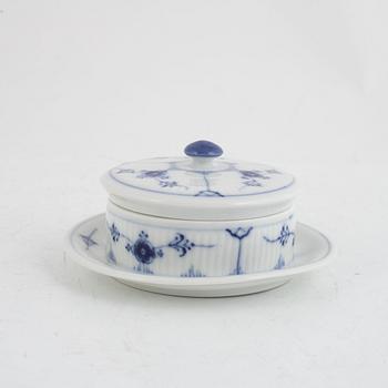 Royal Copenhagen, a 14-piece porcelain tea service, 'Musselmalet', Denmark.