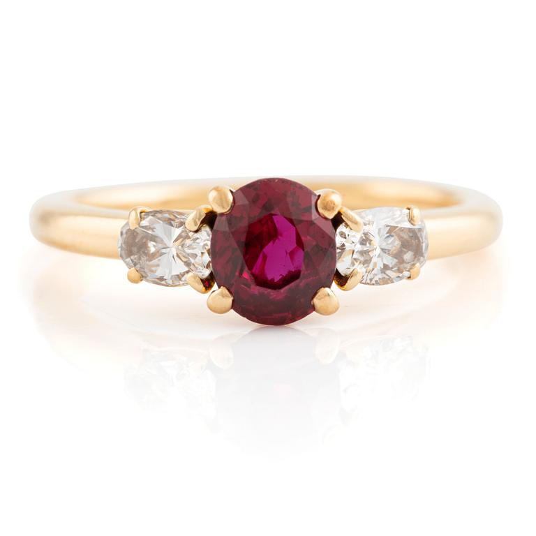 Cartier, Ring med oval rubin och ovala diamanter.
