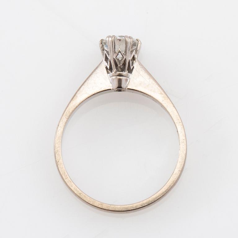 Ring solitär 18K vitguld med en rund briljantslipad diamant.