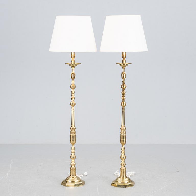 GOLVLAMPOR, ett par, mässing, 1900-talets mitt.