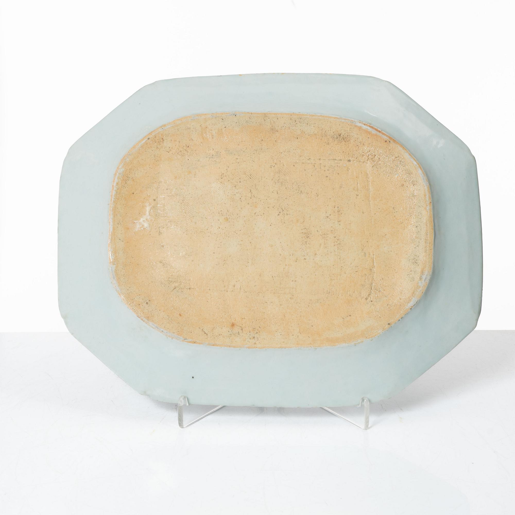 A Chinese export porcelain charger, Qing dynasty, Qianlong (1736-95).