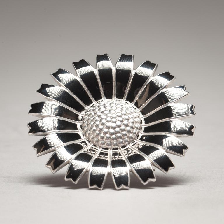 BROSCH, sterlingsilver och emalj, Georg Jensen. Danmark. Tot 16,5 g.