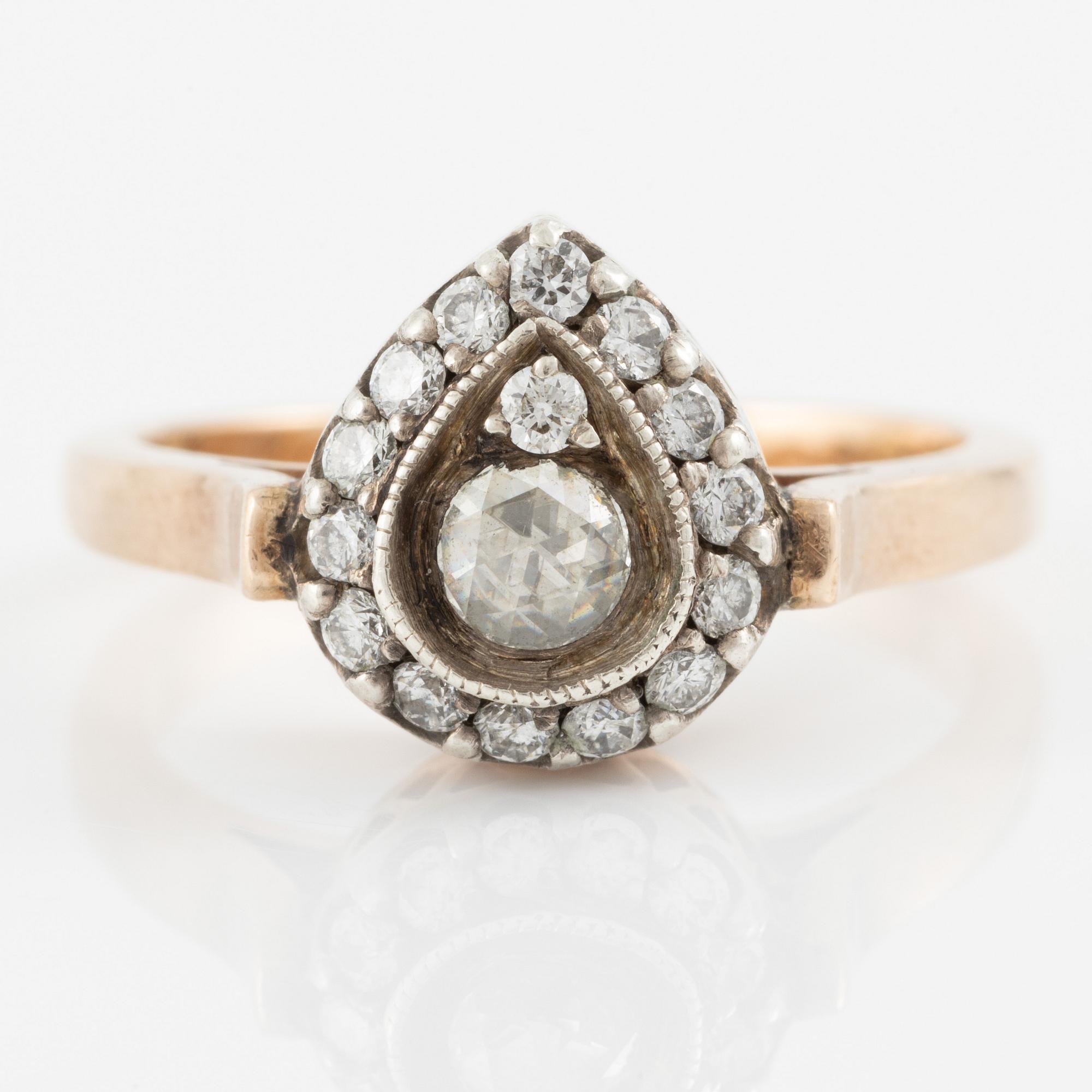 Ring silver och låghaltigt guld med en rosenslipad diamant och runda briljantslipade diamanter.