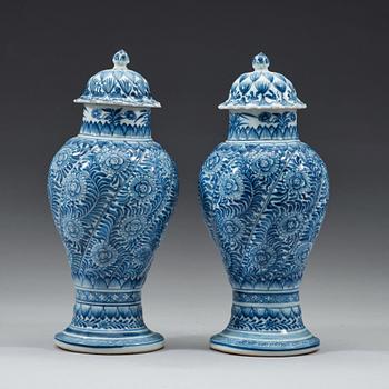 A pair of blue and white vases with cover, Qing dynasty, Kangxi period (1662-1722).