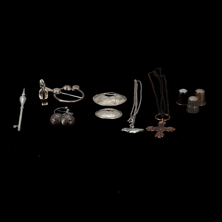 ETT PARTI 12 st. silverföremål, bl.a. SMYCKEN, FINGERBORGAR, silver, en av brons. Olika stämplar, 1900-tal.