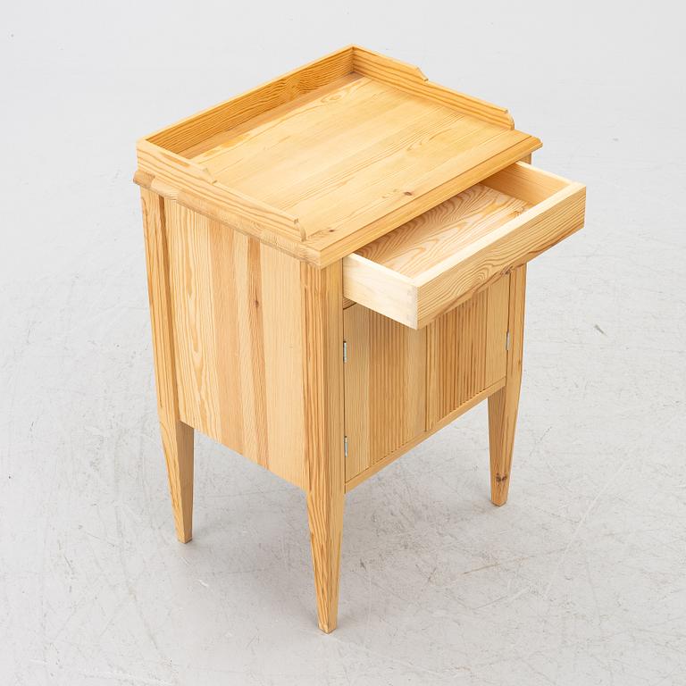 Bedside table/commode, Gustavian style, contemporary manufacture.