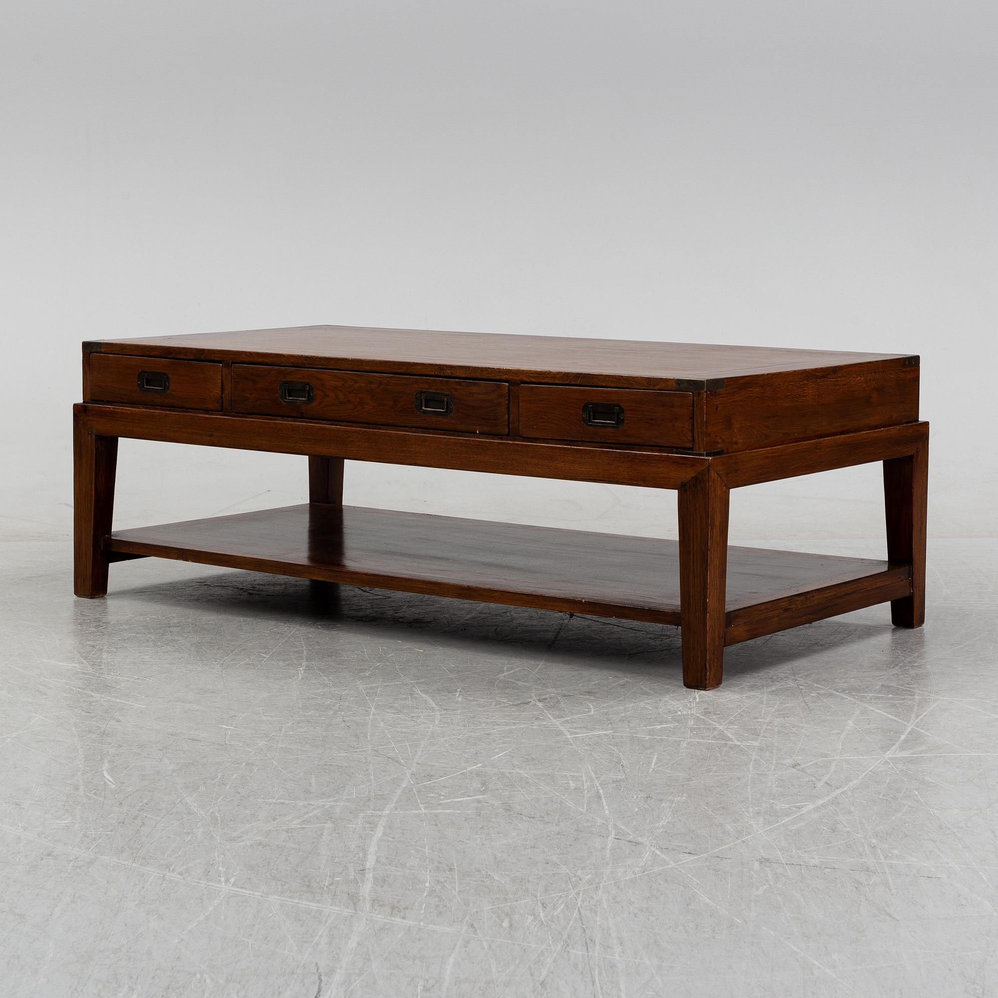 An oak coffee table, English style, late 20th Century.