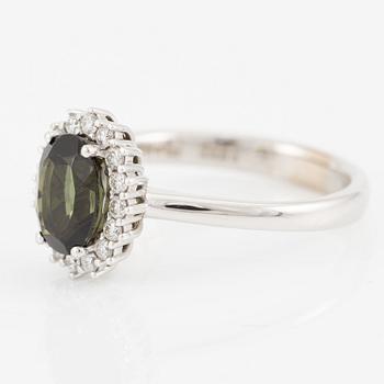 Ring in 18K white gold with a green faceted tourmaline and round brilliant-cut diamonds.