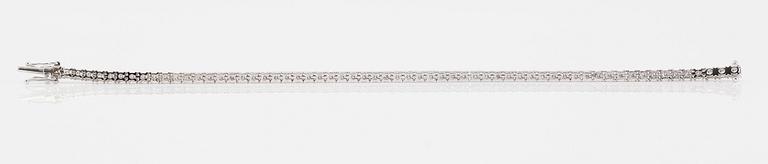 ARMBAND, 18K vitguld och diamanter tot ca 3.45 ct.