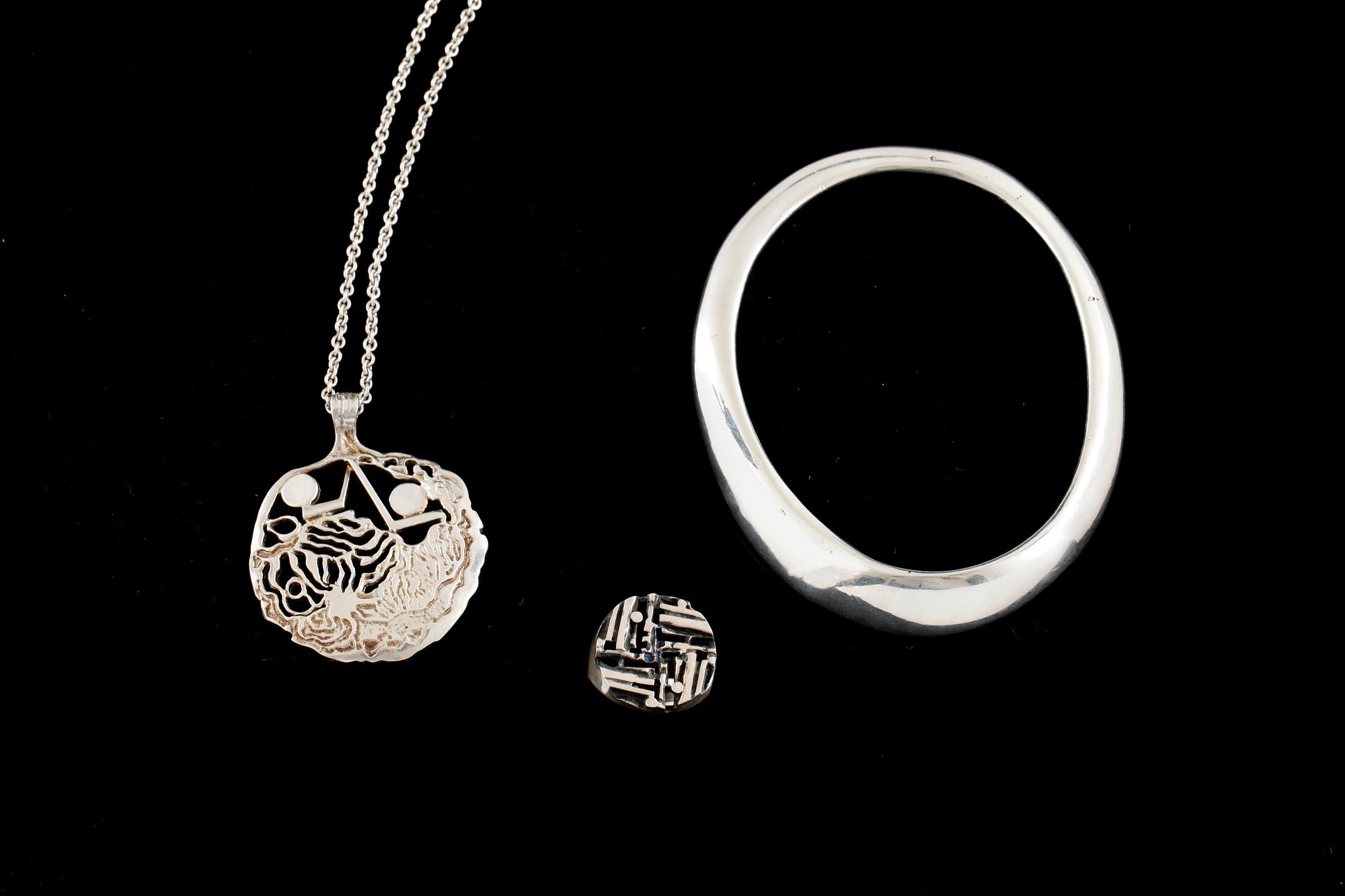 SMYCKEN, 3 st, silver, Georg Jensen, Olle Ohlsson, Jorma Laine, bla 1970-tal. Vikt 72,4g.