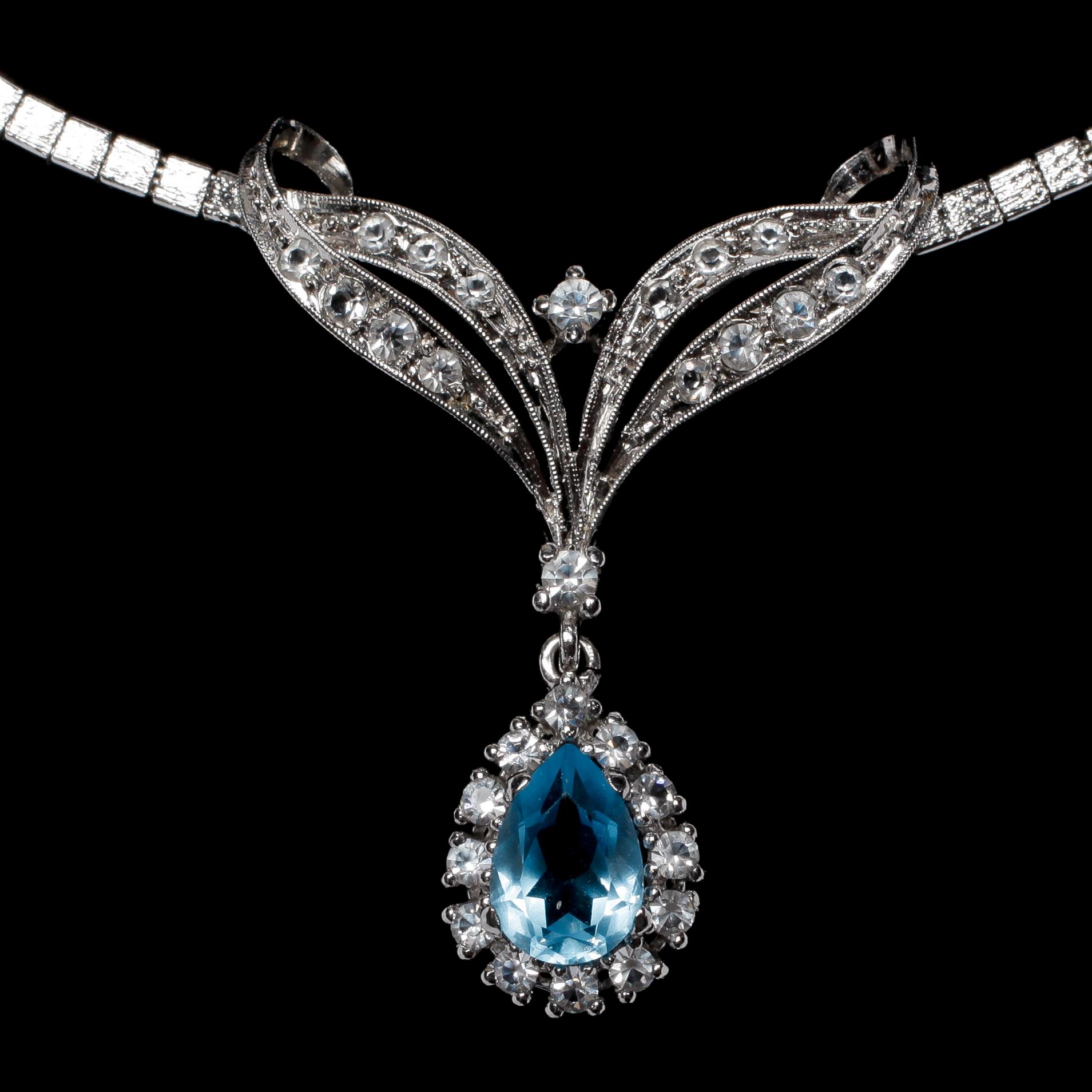 COLLIER, 9k vitguld med droppformad topas och 28 briljantslipade diamanter, tot ca 1 ct. Vikt ca 19,5 gram.