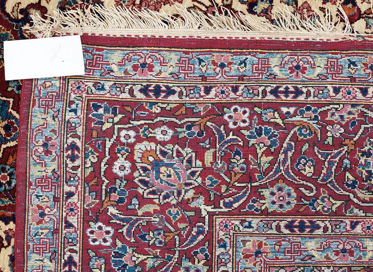 SEMI-ANTIQUE SILK KASHAN. 208 x 138,5 cm.