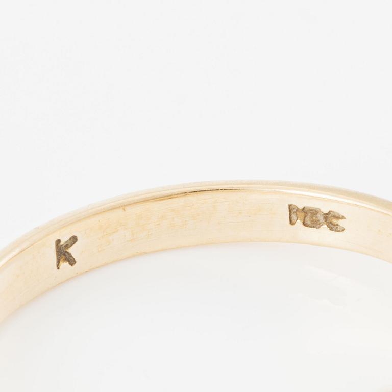 Ring, 18K gold with yellow-toned synthetic stone.