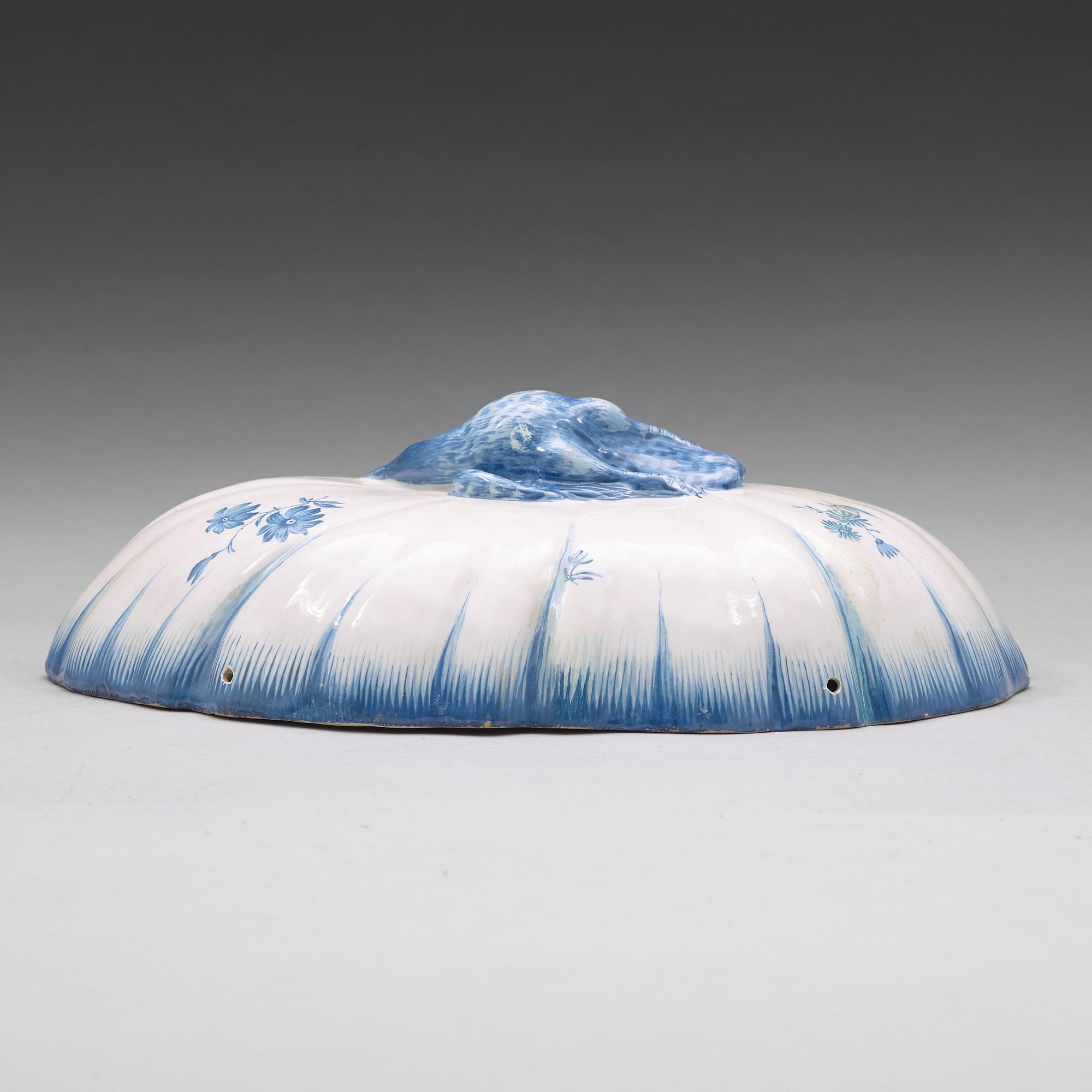 A Swedish Marieberg hood, 18th Century.