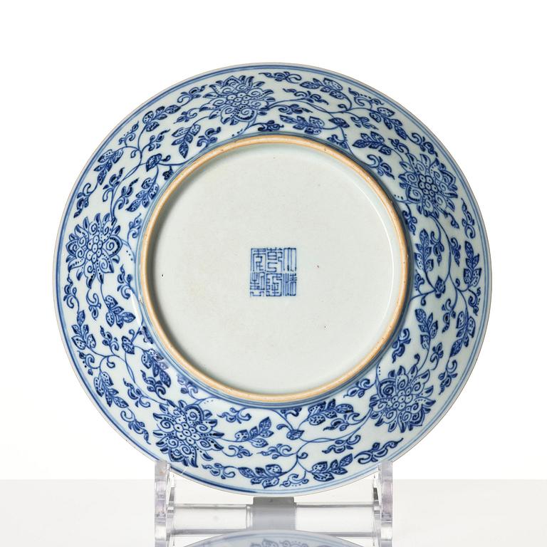 Fat, porslin. Qingdynastin, med Qianlongs märke och tid (1736-95).