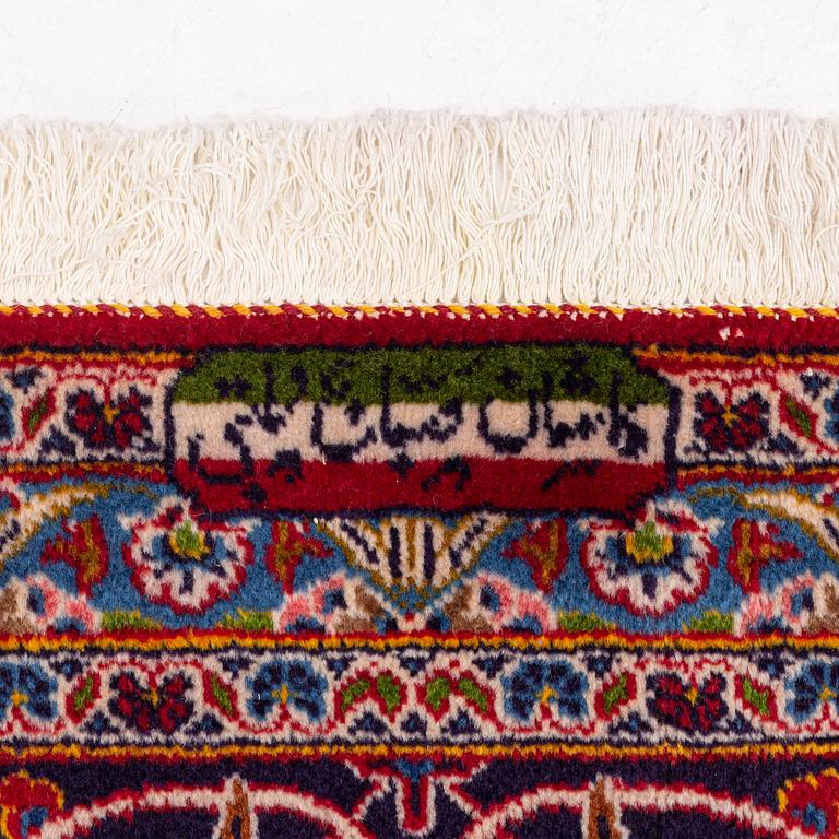 A Kashan carpet signed, approx. 420 x 292 cm.