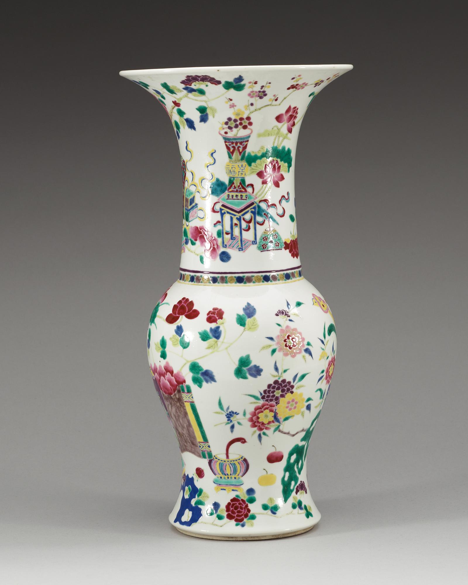 VAS, porslin. Qing dynastin, 1800-tal, med Kangxis sex karaktärers märke.